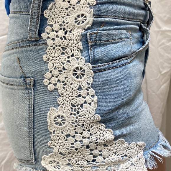 Women’s Mossimo light wash denim high rise floral lace shorts. Size 4/27. - Picture 3 of 7